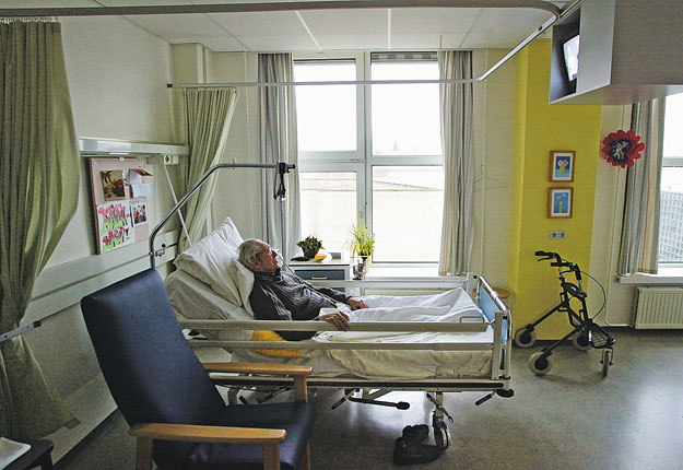 Egy eutanáziát választó Alzheimer-kóros férfi egy nappal a "békés elalvás" előtt, egy holland ápolási otthonban
