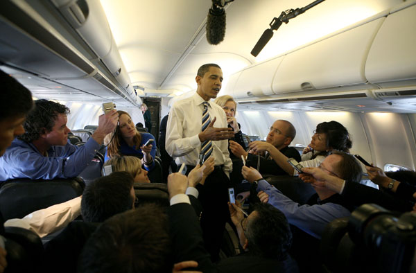 Barack Obama újságírók gyűrűjében kampánykörútján útban Kansas felé