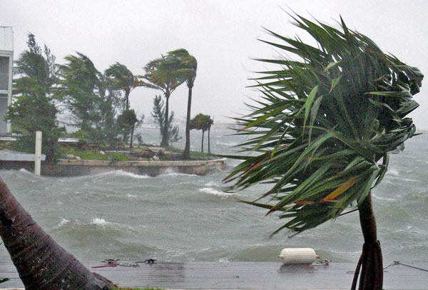 A Paloma hurricán 160 km órás sebességgel érkezett a kajmán szigetekhez