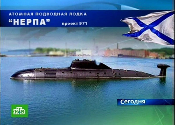 Az NTV orosz hírtelevízió TV-képernyőről készített felvételén a NERPA (Project 971 Shchuka-B) orosz atommeghajtású tengeralattjáró látható egy tengeralattjáró-bázison Vlagyivosztok közelében 2008. november 9-én