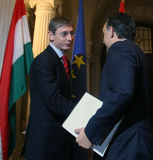 Gyurcsány és Orbán üdvözli egymást a Nemzeti Csúcson.