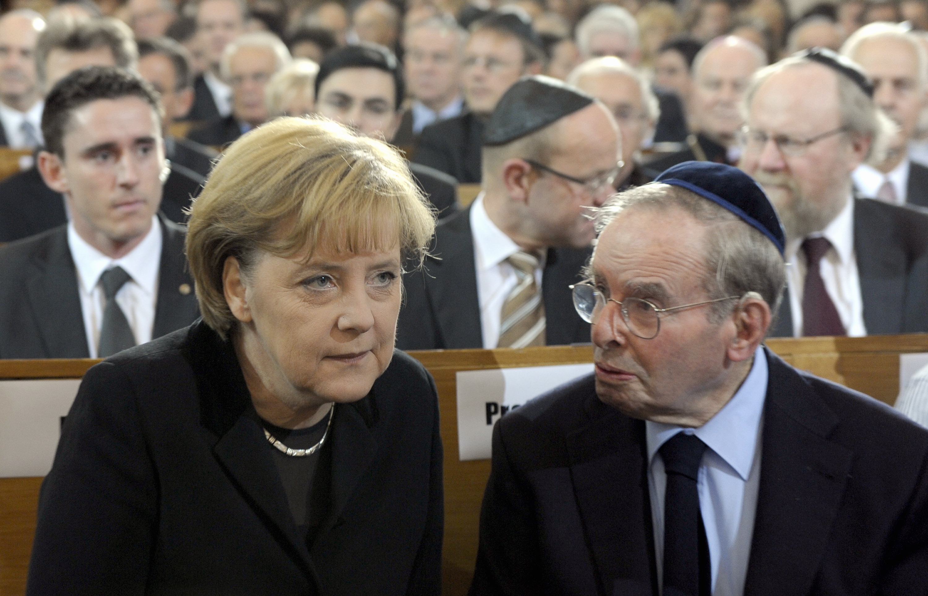 Angela Merkel Német Kancellár Ernst Cramer a holokauszt túlélőjével beszélget a  Rykestrasse-i zsinagógában rendezett megemlékezésen, Berlinben