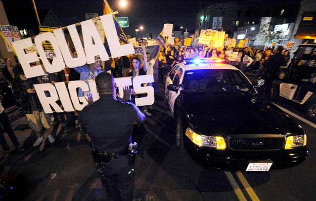 Los Angeles-tüntetés rendőri segédlettel