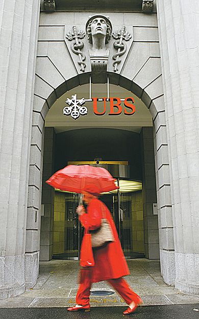 A UBS-nek is kellett a védőernyő  R