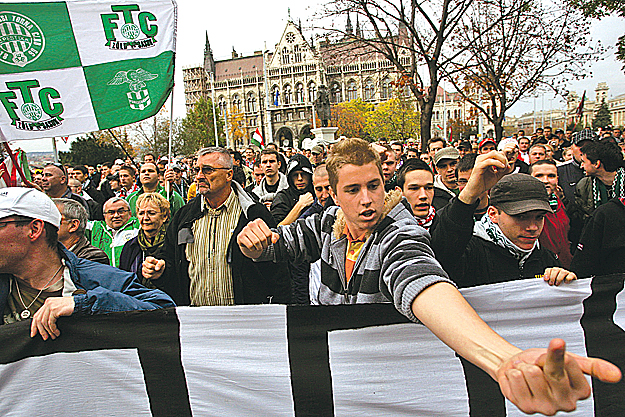 Nemzeti felsőbbrendűségük mellett érvelő szurkolók