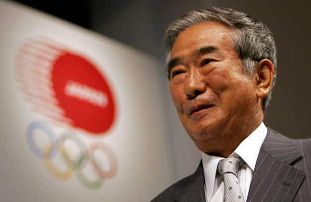 Tokió polgármestere Shintaro Ishihara a 2016 Tokiói Nyári Olimpiai Játékok logójával, 2006 augusztus 30-án