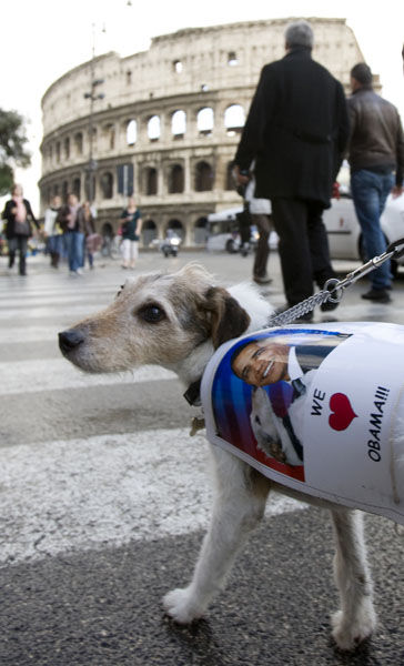 Buster, a dallasi Jack Russell terrier Obamát élteti a római Colosseum mellett