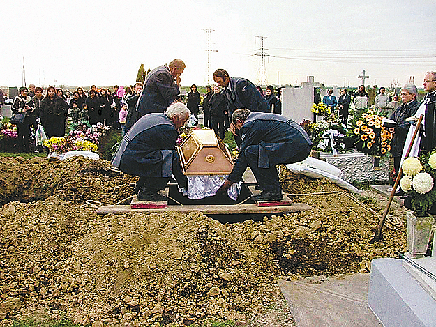 A sírba engedik az egyik áldozat koporsóját