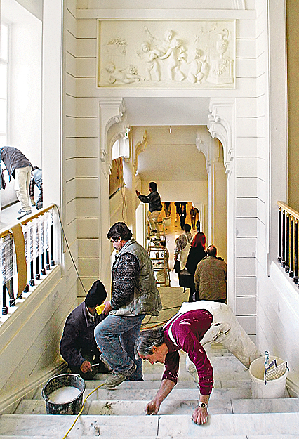 A restaurációs munkák utolsó simításai a híres bécsi Albertinában. Ausztriában ötvenezer állás üres