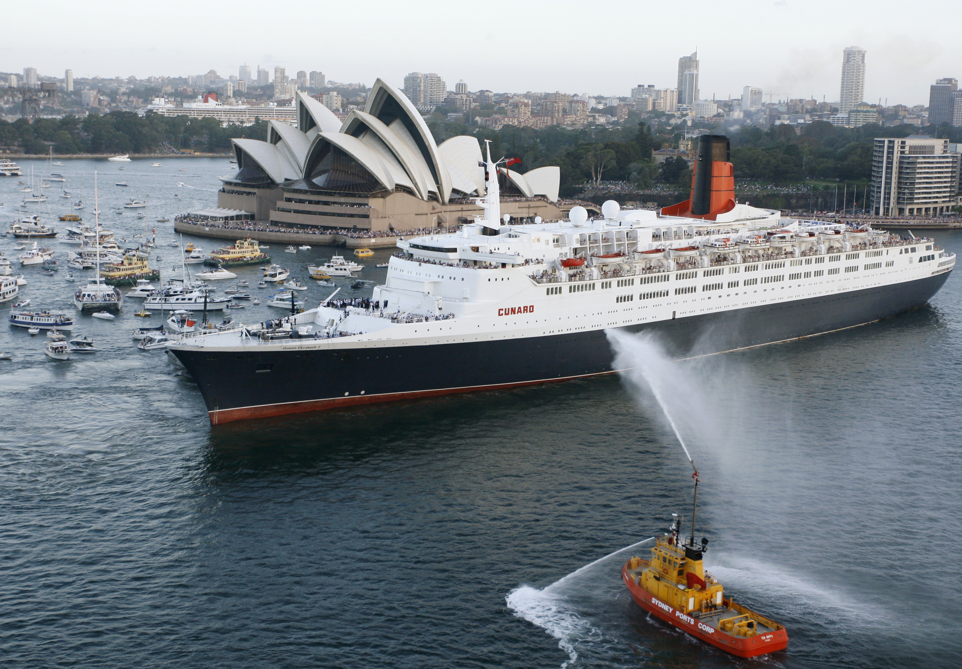 A Queen Elizabeth 2 Sydney kikötőjében, 2007 február 20-án