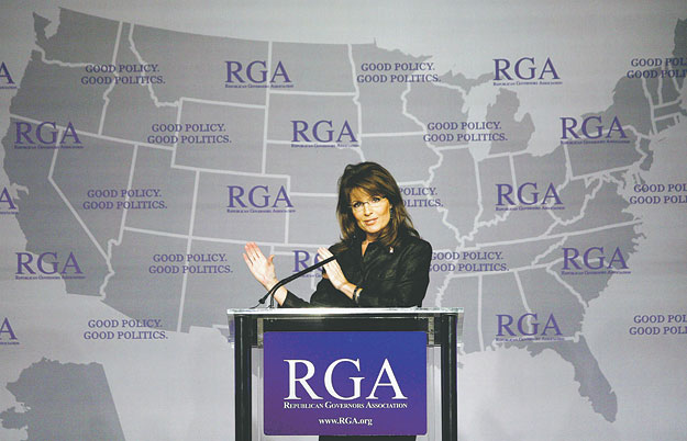 Sarah Palin, immár nem alelnökjelöltként, hanem alaszkai kormányzóként a republikánus kormányzók éves konferenciáján Miamiban