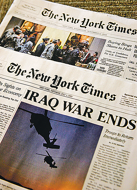 Hamis New York Times-címlap hirdeti az iraki háború végét 2009. július 4-i keltezéssel, mögötte az eredeti kiadás. A politikai akcióikról ismert The Yes Men-csoport által ingyenesen osztogatott 14 oldalas kiadvány szerint Bush elnök ellen eljárás ind