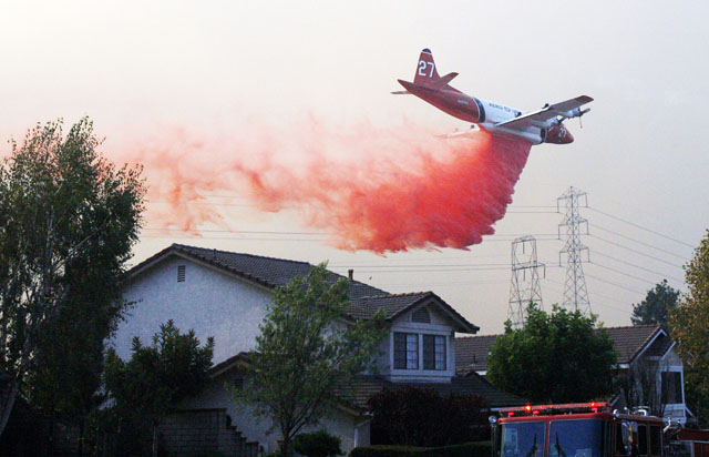 Tűzoltó-repülőgép Diamond Bar településen, Kaliforniában