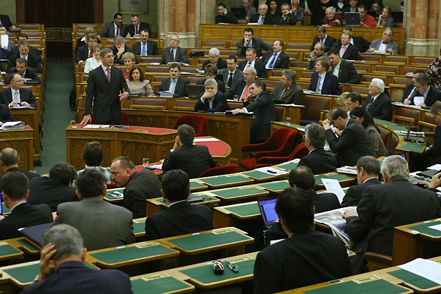 Parlament, plenáris ülés. Gyurcsány Ferenc beszél.