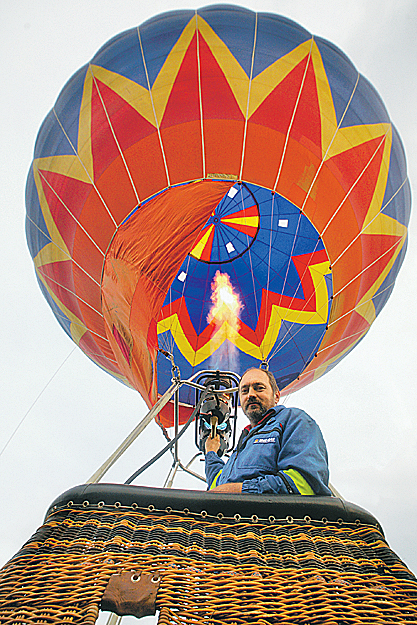 Drága sport a hőlégballonozás, és egyelőre nem lehet virtuálisan űzni. Németh Zoltán tíz év óta a legjobb hazai ballonpilóta.