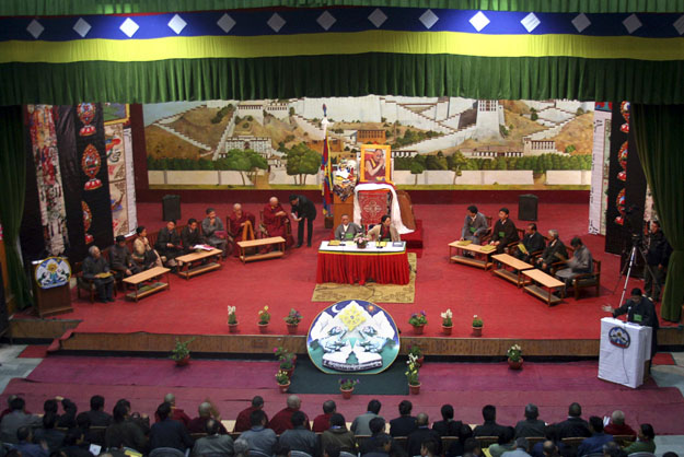Phurbu Tsering a Tibeti Parlamaent titkára üdvözli a résztvevőket a dharamsalai találkozón