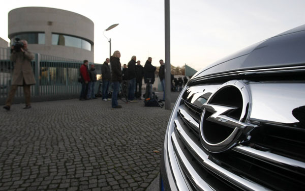 Opel a berlini kancellária előtt. Figyelnek Angela Merkel szavára