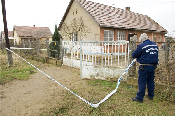 Egy rendőr kordont húz ki annál a pusztadobosi háznál, amelynek udvarába ismeretlen tettesek Molotov-koktélt dobtak, egy Meghaltok! szövegű levéllel