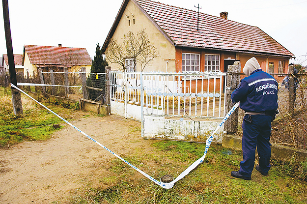 Helyszínelés Pusztadoboson, a Molotov-koktélos támadás után