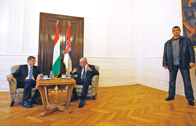 A magyar kormányfő Tadics szerb elnökkel