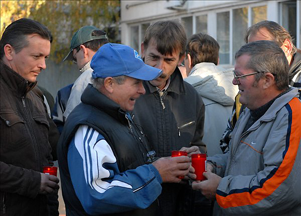 Mécsessel demonstráló munkások a General Electric győri gyára előtt 2008 novemberében