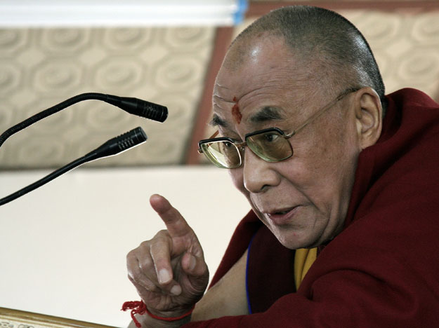 A Dalai Lama az indiai Dharamsalaban beszél November 20, 2008.   REUTERS/Abhishek Madhukar (INDIA)