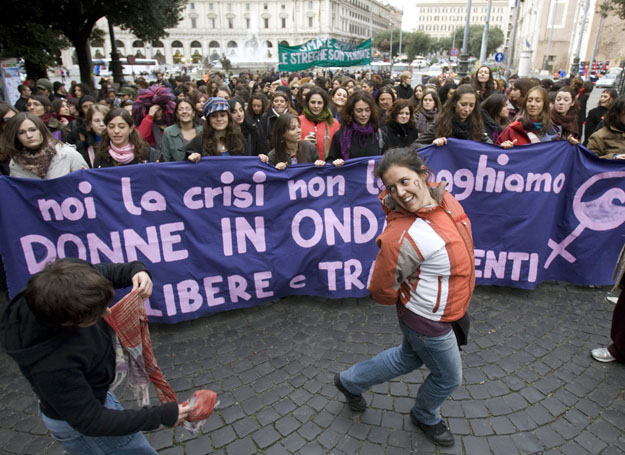 Az egyik felvonuló tánncra perdül a családon belüli erőszak elleni tüntetésen.  Roma November 22, 2008.     REUTERS/Chris Helgren