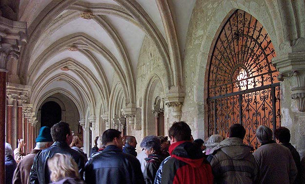 Látogató turisták a ciszterciek kerengőjében