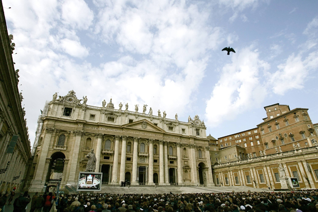 A falakon kívül a drágasághoz szokott látogató, belül a kiváltságos vatikáni állampolgárok - a Szent Péter tér Rómában