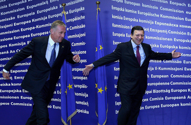 Brüsszel, 2008. október 15.
José Manuel BARROSO, az Európai Bizottság elnöke (j) üdvözli Mirek TOPOLANEK cseh kormányfőt az Európai Unió állam- és kormányfőinek kétnapos csúcsértekezlete előtt 2008. október 15-én.  (MTI/EPA/Olivier Hoslet)