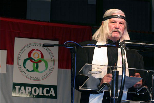 Papp Lajos pécsi szívsebész előadást tart a Polgári Körök Országos Konferenciáján a tapolcai városi rendezvénycsarnokban.