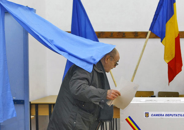 A bukaresti idős úr már döntött - megkezdődött a romániai parlamenti szavazás