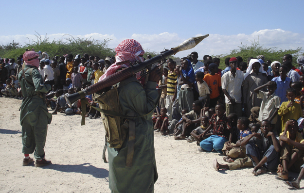 Az al Shabaab szervezet tagjaival farkasszemet néző civilek Mogadishuban