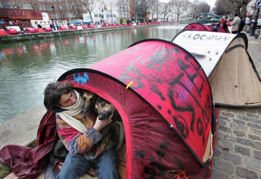 Egy hajléktalan szervezet sátortábor felállításával tüntetett Párizsban 2007 januárjában.