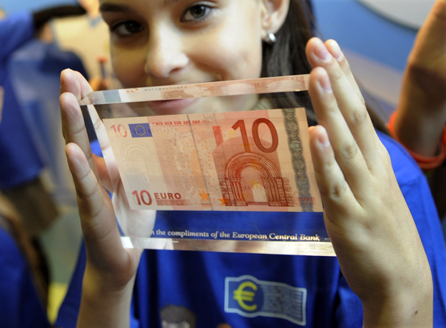 A hazai euró bemutatója a Szlovák Nemzeti Bankban. Nekik kétmilliárd euróba fájt az átállás