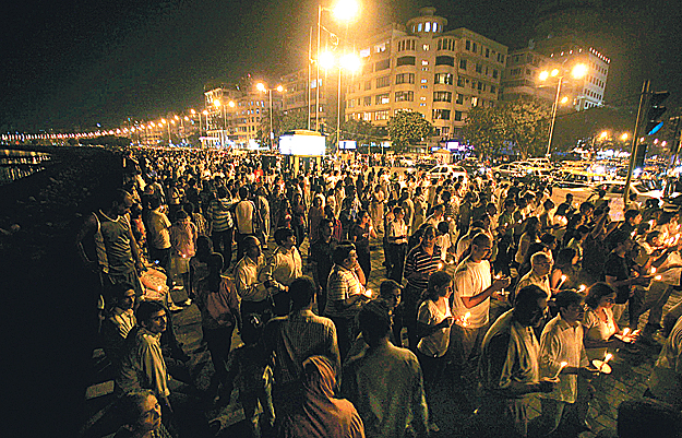 Gyertyás felvonulók gyászolnak Mumbaiban