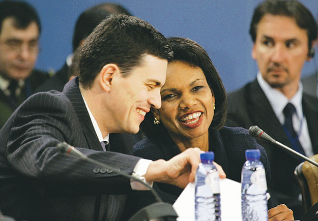 Miliband brit és Rice amerikai külügyminiszter a brüsszeli ülésen