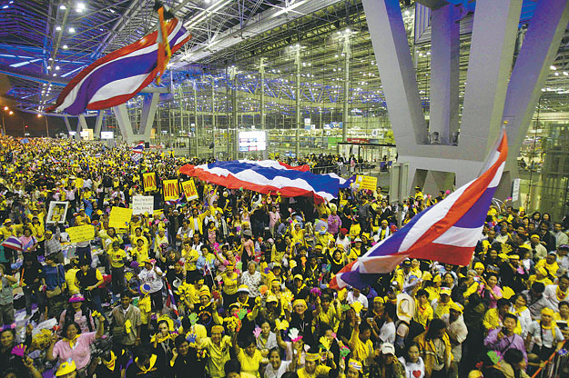 A repülőtéri tüntetők ünneplik az alkotmánybíróság döntését