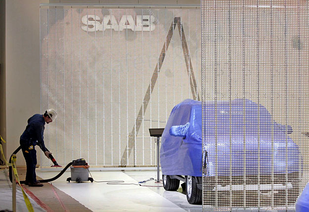 A svéd Saab standja a Detroiti Autókiállításon. Kipórszívózná a General Motors