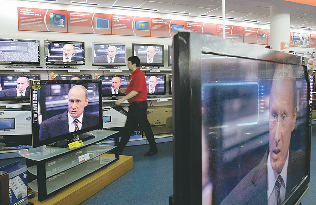 Műszaki áruház Moszkvában. A kormányfő a lakossággal folytatott párbeszédet