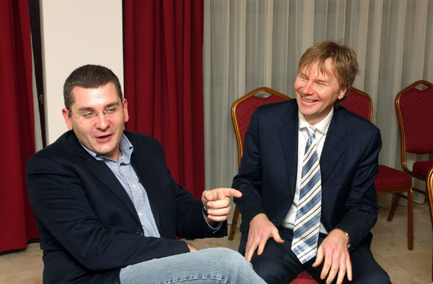 Kóka János frakcióvezetõ és Fodor Gábor  pártelnök az SZDSZ 20. születésnapja alkalmából rendezett sajtóbeszélgetésen Miskolcon.