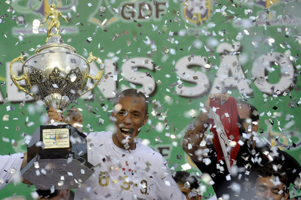 Miranda, a Sao Paulo játékosa felmutatja a trófeát Brazíliavárosban 2008. december 7-én, miután csapata az utolsó fordulóban 1-0-ra győzött a Goias ellen és megnyerte a brazil első osztályú labdarúgó-bajnokságot