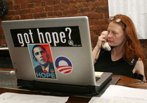 Obama-önkéntes telefonál feldíszített laptopja mögül a demokrata jelölt egyik kampányirodájában, Kentucky államban