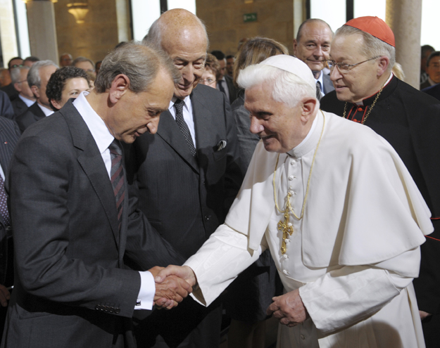 XVI. Benedek pápa kézfogása Bertrand Delanoe, Párizs polgármesterével