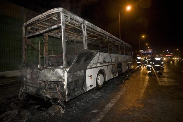 A teljesen kiégett távolsági autóbusz, ami ismeretlen okból gyulladt ki az M1-es és az M7-es autópálya közös szakaszán, Budapest határában december 9-én késõ este