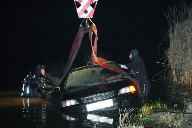 A Tűzoltóság búvárai emelnek ki a XVI. kerületi Naplás-tóból egy személyautót december 9-én késő este, amely eddig tisztázatlan körülmények között a síkos útról a tóba csúszott
