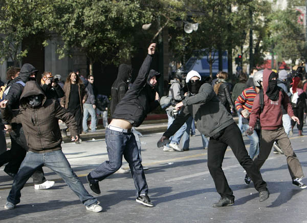 Rendbontók kővel dobálják a rendőröket a parlament athéni épületének közelében