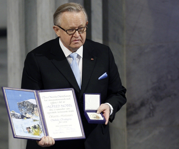Martti Ahtisaari az oslói ünnepségen, a kitüntetés átvétele után 