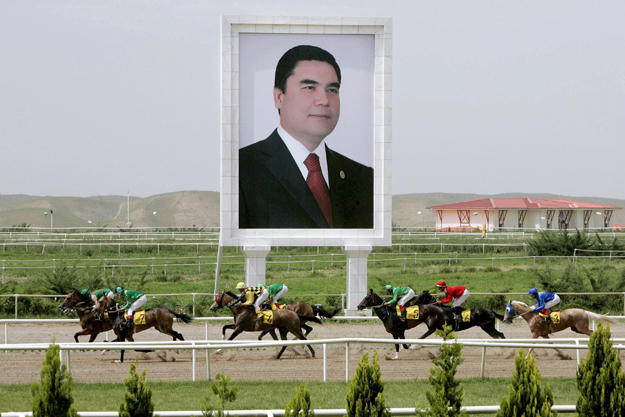 Gurbanguly Berdimukhammedov türkmén elnök óriásportréja az asgabati lóversenypálya mentén
