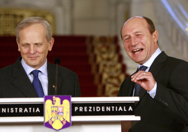 A 2008-as romániai parlamenti választások két győztese: Theodor Stolojan kijelölt miniszterelnök és az azonos politikai hátterű Traian Basescu államfő